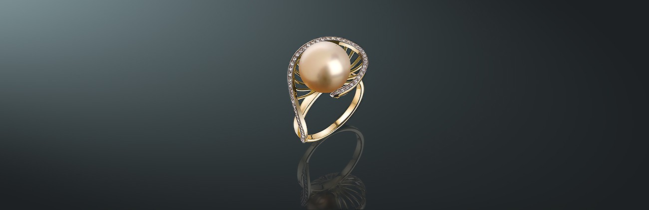 Кольцо из коллекции MAYSAKU: жемчуг Южных морей, золото 585˚, 50 бриллиантов (0,236 ct, 3/4А), государственное пробирное клеймо. Вес изделия 5,93 г. кп-01жз